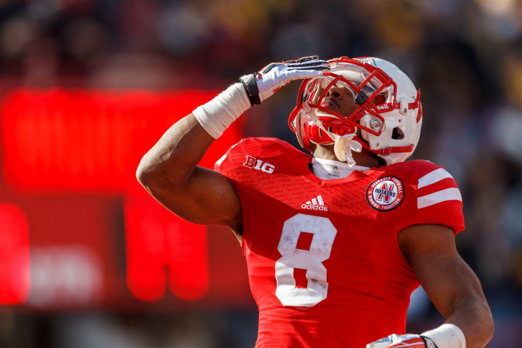 football player kisses hand to the sky